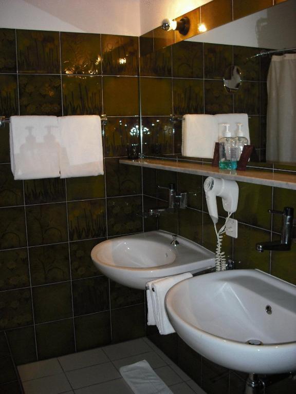 Hotel La Comanella Comano Pokoj fotografie